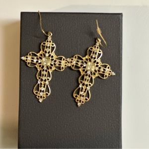 Lovely cross earrings! Doesn’t change color. Worn it couple times.